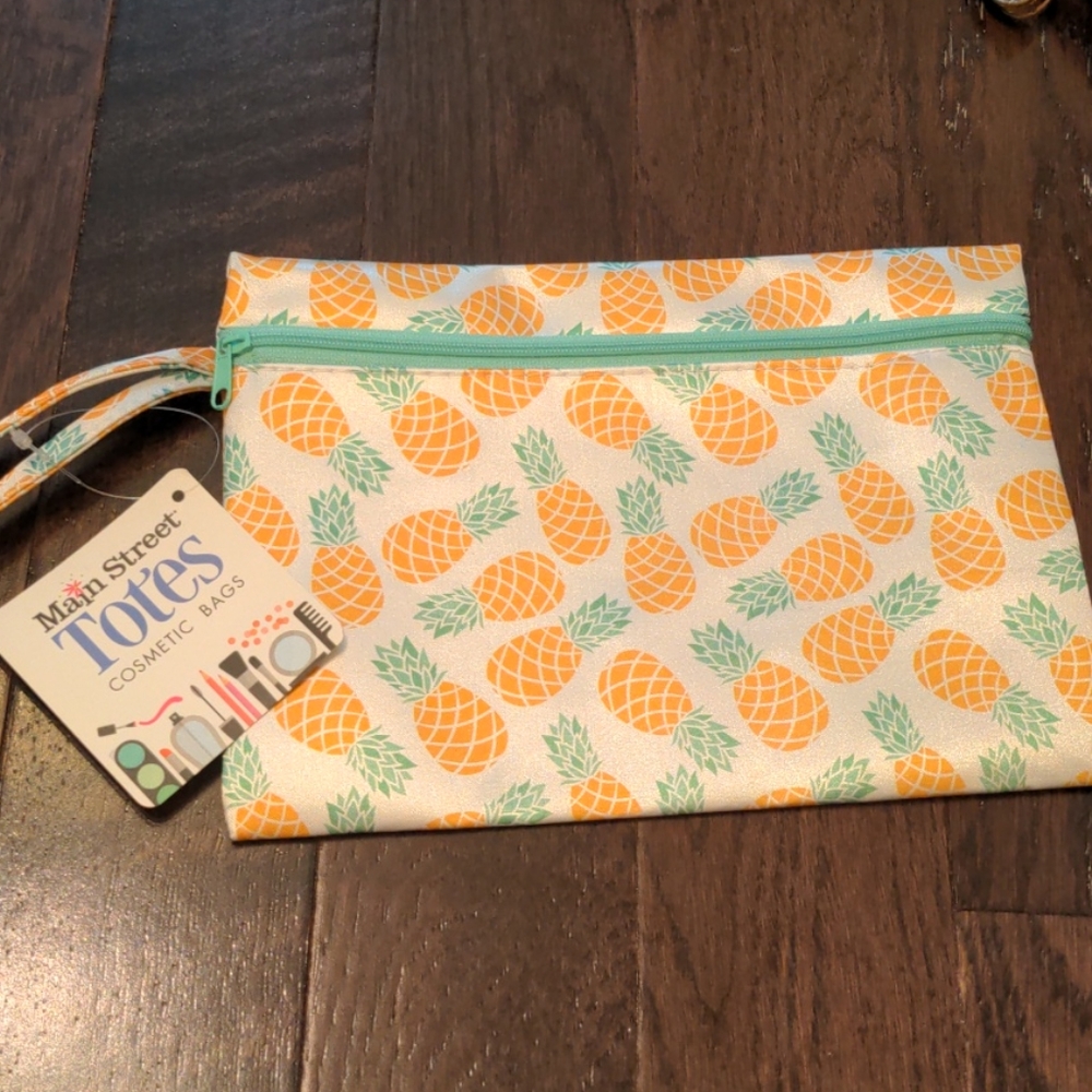 NWT pineapple print cosmetic bag 🍍